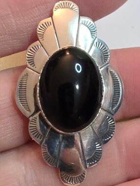 NATIVE AMERICAN TOMMY & ROSITA SINGER DESIGNER STERLING SILVER AND ONYX BROOCH